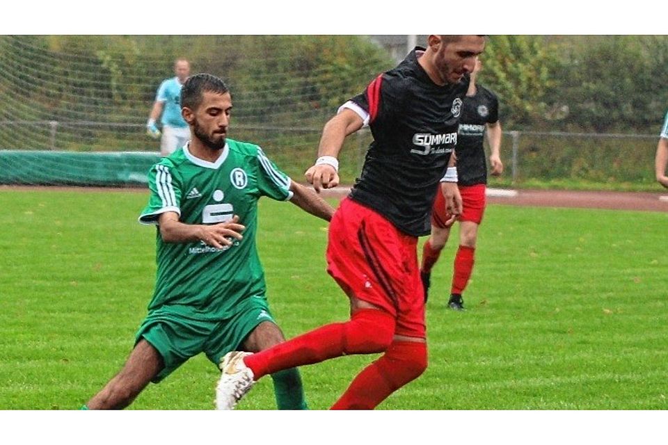 Ausgehebelt:  RTSV-Mittelfeldspieler Arif Simsek (links) lässt den Itzehoer Kapitän Adem Aydogan über die Klinge springen. Foto:Müller