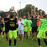 "Wir haben den Pott": Die Mannschaft von Einheit Zepernick feiert den ersten Pokalgewinn des Fußballkreises in der Vereinsgeschichte im Anschluss ausgelassen auf dem Rasen.