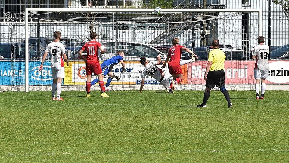 Voller Einsatz, Rückstand verhindert: Lengdorfs Bastian Fischer (Nr. 12) klärt artistisch, sehr zur Erleichterung seines Torwarts Johannes Preis.