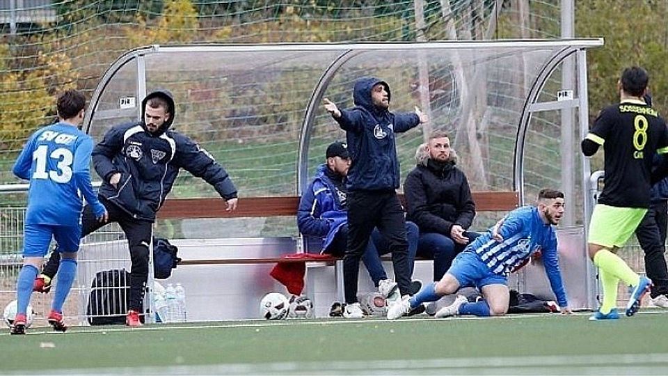 Kriftels Trainer Maurizio Sanfratello (Mitte) hatte wohl in der Halbzeit beim Spiel in Eschborn die richtigen Worte gefunden.  F: Lorenz