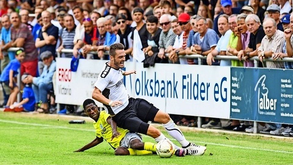 Die Fußballer des SV Bonlanden haben gegen die Stuttgarter Kickers eine starke Vorstellung abgeliefert und konnten mitunter wie Sascha Häcker nur durch rüde Fouls gestoppt werden. Foto:Tom Bloch