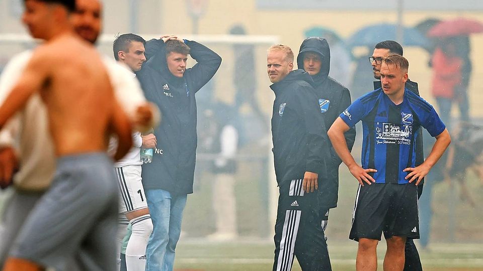 Erschöpft und zumindest zunächst enttäuscht waren die Schweicher kurz nach dem Spiel. Während Cosmos Koblenz Meisterschaft und Aufstieg feiern durfte, geht’s für die Mosella in eine Dreierrunde gegen den Abstieg. Die Termine standen bis Redaktionsschluss noch nicht fest. 