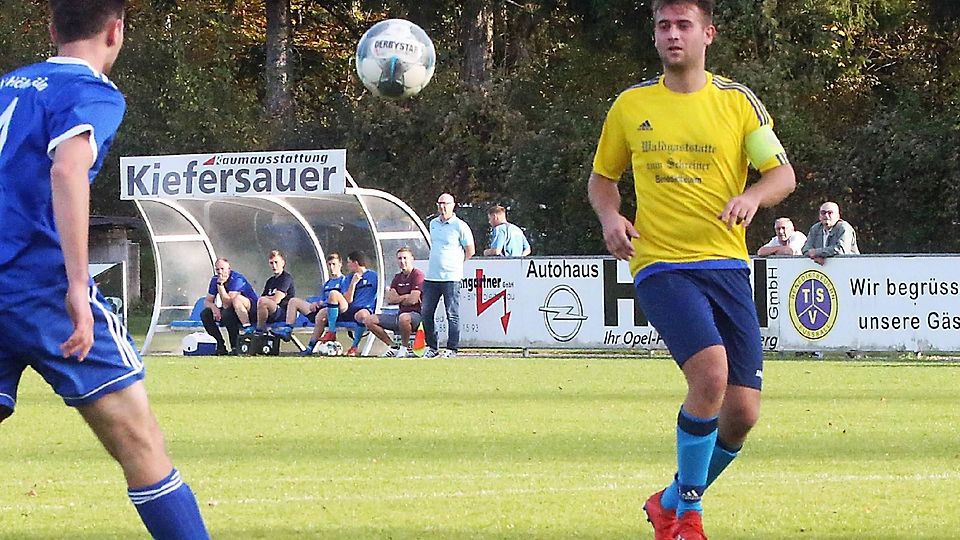 Dreimal in Folge verloren hatten die Benediktbeurer Kicker um Benedikt Guggemos (re.), doch im Loisachtal-Derby am Samstag gegen den FC Kochelsee feierte man einen 4:3-Sieg.