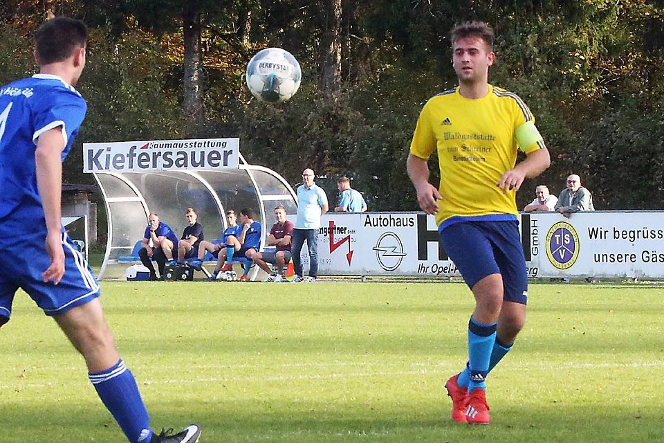 Dreimal in Folge verloren hatten die Benediktbeurer Kicker um Benedikt Guggemos (re.), doch im Loisachtal-Derby am Samstag gegen den FC Kochelsee feierte man einen 4:3-Sieg.