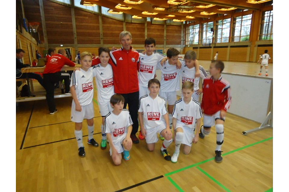 Das Team um Trainer Willi Reisinger beim Turnier in Roht. Foto: Daschner