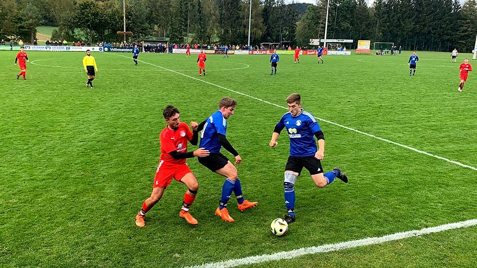 Ein später Treffer in der Nachspielzeit bescherte dem FC Edelsfeld (in Blau-Schwarz) ein Unentschieden beim Derby in Königstein (in Rot).