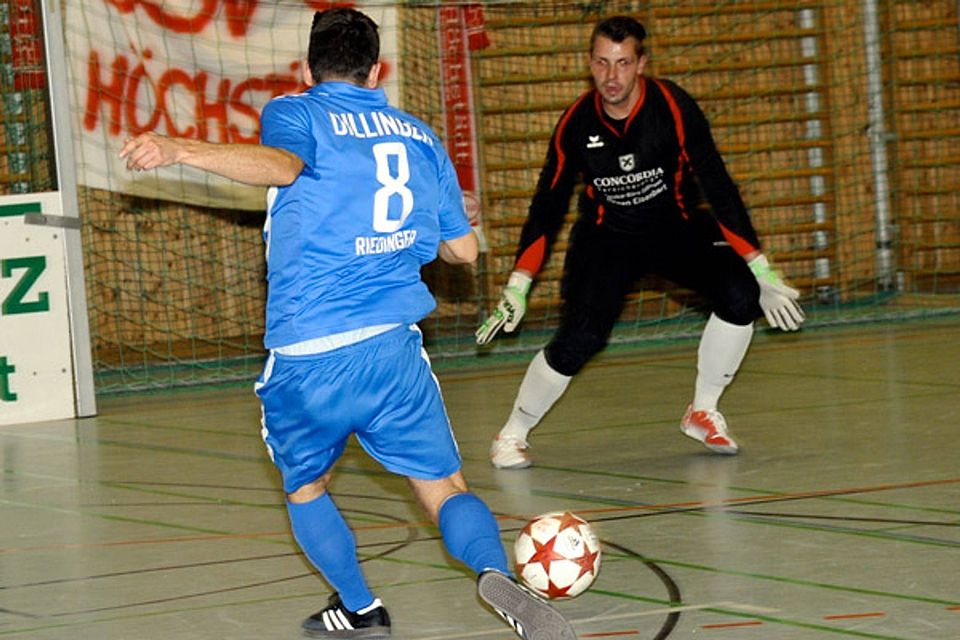 Rekordmeister SSV Dillingen (links Dominik Riedinger im Tagesendspiel gegen den FC Lauingen II; rechts Alexander Singer) ist bei der Endrunde dabei.  Foto: Aumiller