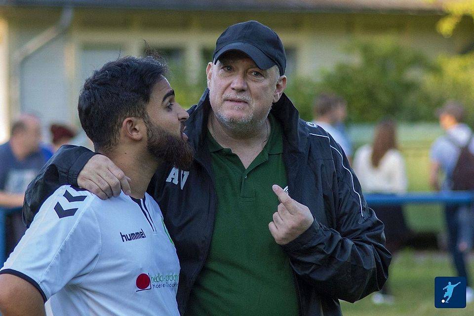 Ramy Raychouni in intensiven Gesprächen mit seinem Trainer. 