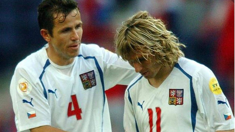 Tomas Galasek (links) im tschechischen Nationaltrikot mit seinem großen Vorbild - dem früheren Weltklassespieler Pavel Nedved.