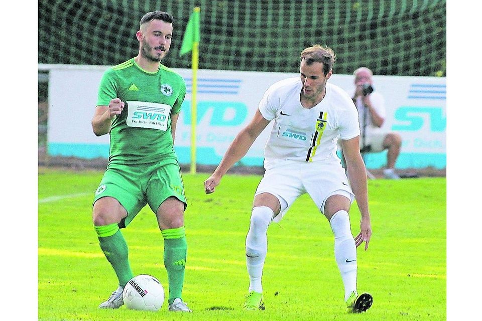 Der Arnoldsweiler Tim Gerhards (links) und Dürens Daniel Bleja stehen sich mit ihren Teams nach dem Meisterschaftsspiel zum Saisonauftakt morgen im Finale des Fußball-Kreispokals gegenüber. 