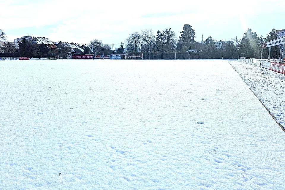 Wie hier in Osterwieck zeichnen dicke Schneedecken das Bild auf den Fußballplätzen des Harzes.