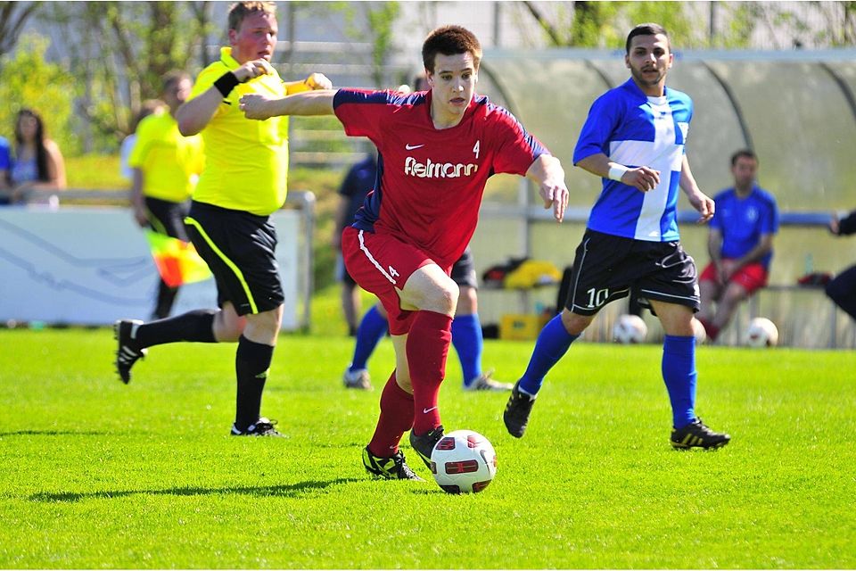 Der SV Burgweinting (Mitte) zeigt Nerven. Die Brandl-Elf konnte erneut nicht gewinnen und verspielte zum wiederholten Male einen 2-Tore Vorsprung. Foto: Günter Staudinger
