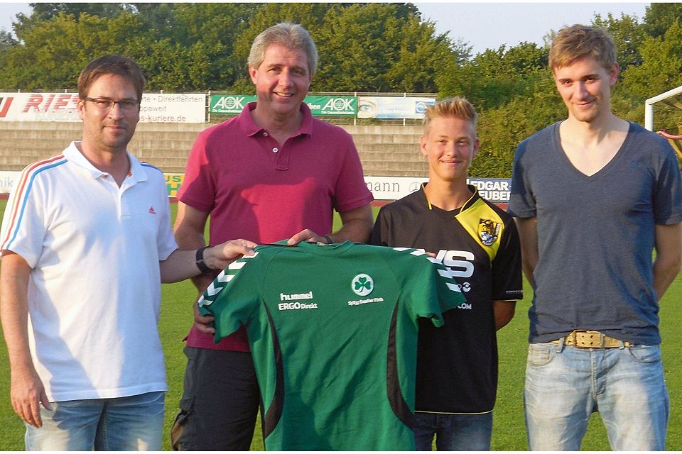 FC-Jugendvorsitzender Markus Maier, Trainer Josef Fleischmann und Co-Trainer Bastian Ellmaier (von links) wünschen Patrick Meier (2. V. r.) bei der SpVgg Greuther Fürth viel Erfolg.