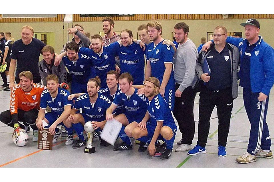 Der TSV Plön freute sich über Pokal, Urkunde und Siegerscheck.