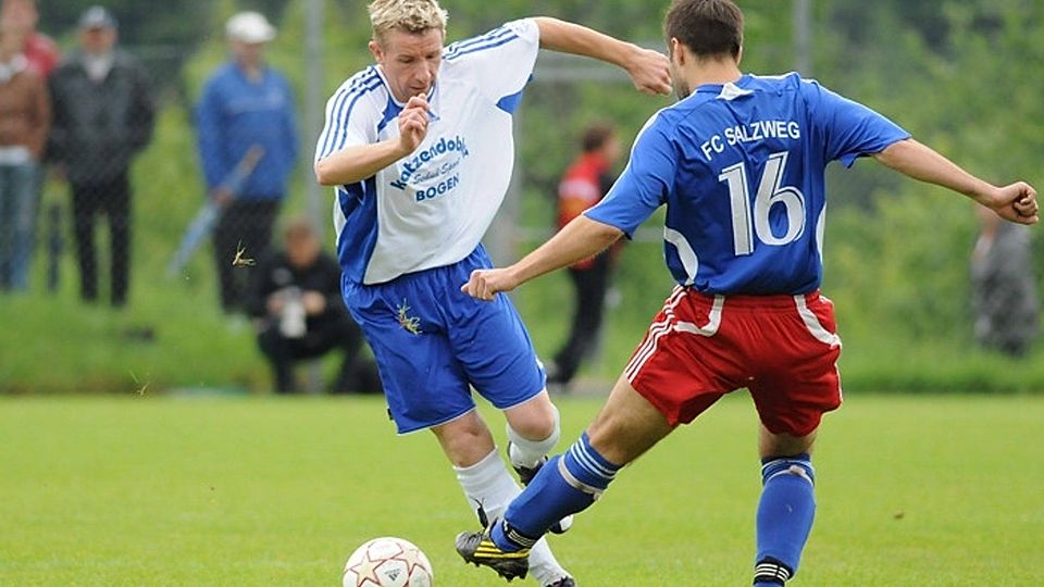 Stefan Weinmann (li.) soll beim FC Wallersdorf für einige Tore sorgen  Foto: H.Mini