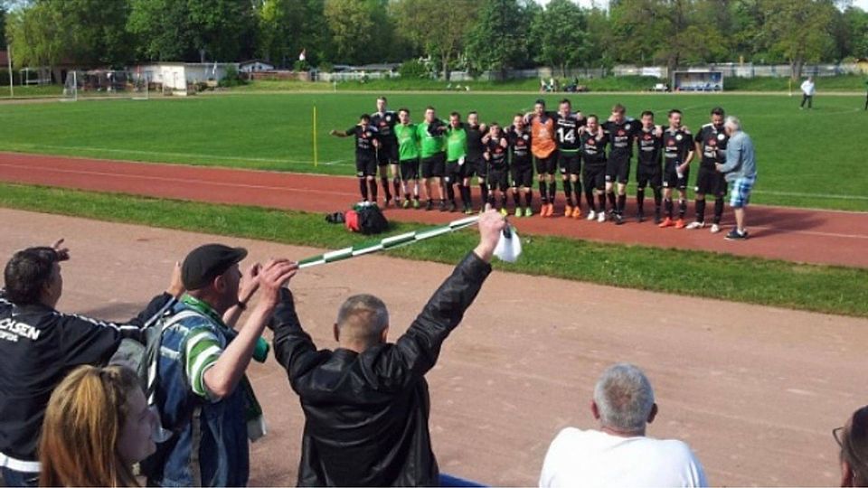 Die mitgereisten Fans des LFV Sachsen Leipzig hatten allen Grund zum Feiern, denn das 4:4-Remis ihrer Schützlinge reicht zum vorzeitigen Aufstieg.  F: Hildebrand