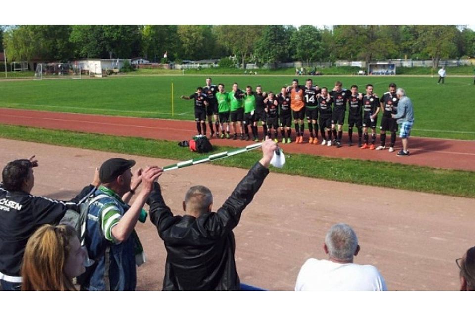 Die mitgereisten Fans des LFV Sachsen Leipzig hatten allen Grund zum Feiern, denn das 4:4-Remis ihrer Schützlinge reicht zum vorzeitigen Aufstieg.  F: Hildebrand