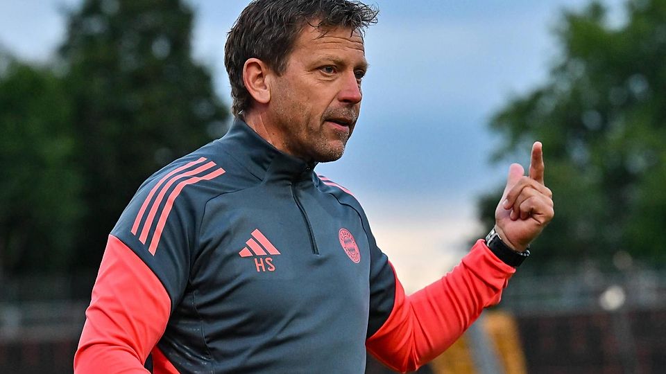 Holger Seitz und die U23 des FC Bayern haben am ersten Spieltag durch einen späten Treffer knapp beim FC Augsburg II gewonnen.