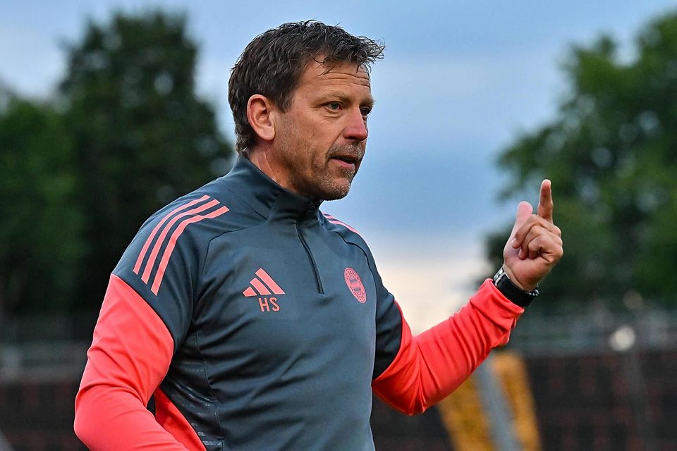 Holger Seitz und die U23 des FC Bayern haben am ersten Spieltag durch einen späten Treffer knapp beim FC Augsburg II gewonnen.