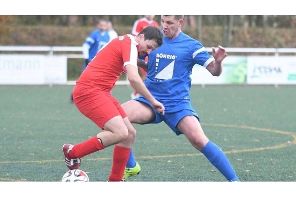 Jakob Giegerich (rechts) ist einer der Torschützen beim 5:2-Sieg des SV Kirschhausen beim FC Fürth II (links Stefan Minardi).	Foto: Jürgen Strieder