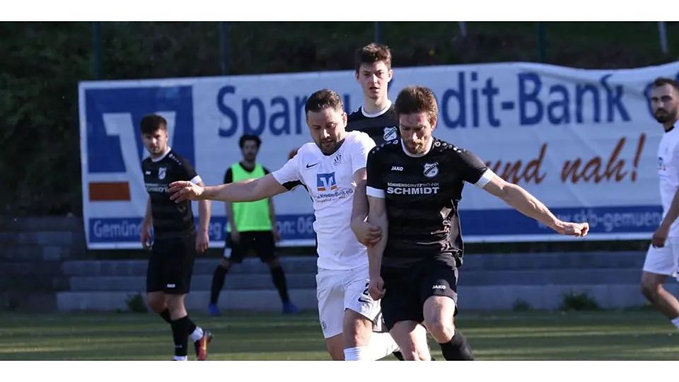 Tom Fischer (r.) vom VfB Wetter behält in der Fußball-Gruppenliga gegen die SG Naunheim/Niedergirmes die Nerven. (Archivfoto) © Jens Schmidt