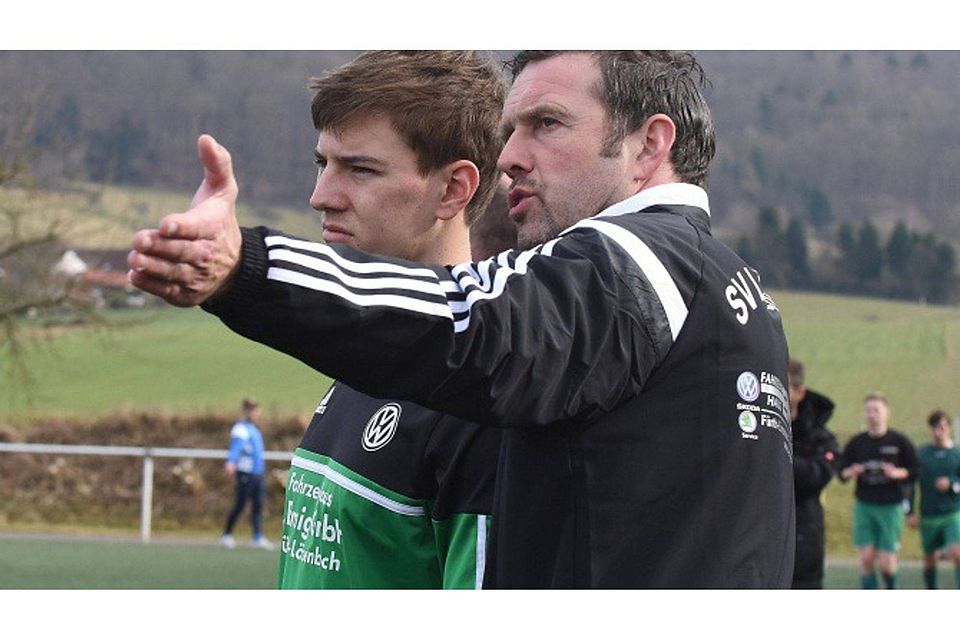 Trainer Andree Merkel (rechts, mit Sebastian Burk) gibt nach der Saison beim SV Lörzenbach nicht mehr die Anweisungen.