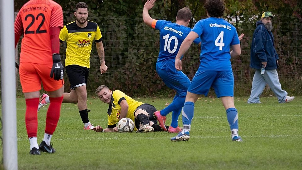 FB A-Klasse Moosach (gelb). links Marc Koch , Marinus Eichler