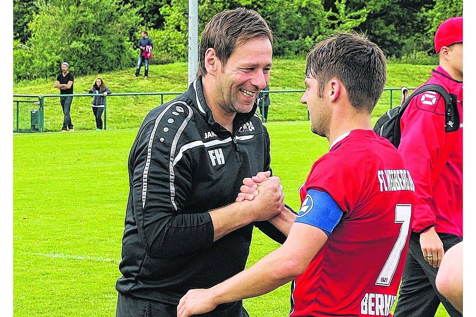 Trainer Friedel Henßen bedankt sich bei einem, der weiß, wo das Tor steht: Arian Berkigt nach dessem Viererpack gegen Leverkusen. Foto: Royal