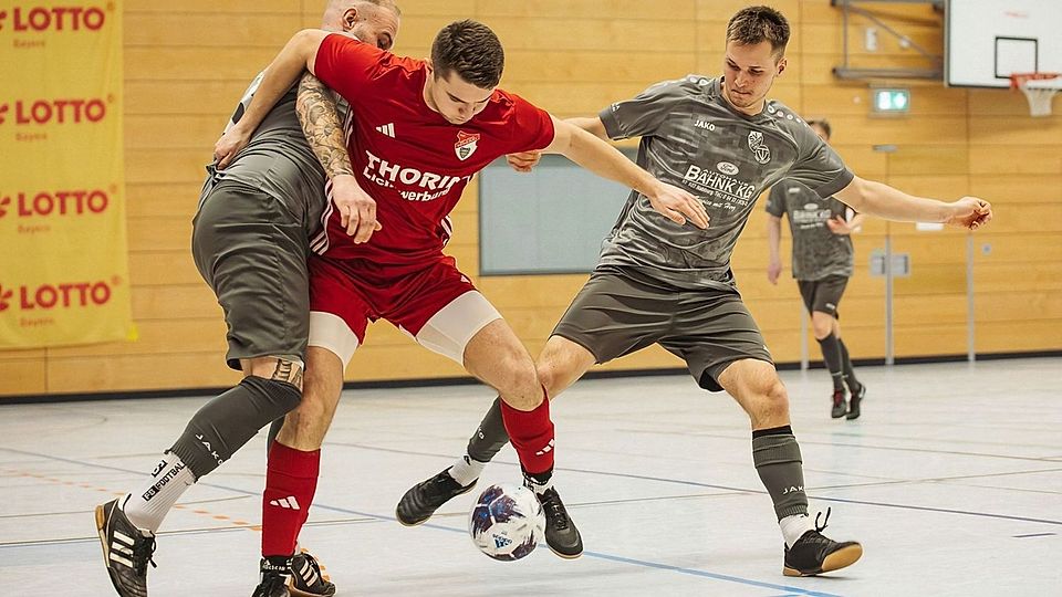 Überraschungs-Kreismeister SG Diendorf/Nabburg (in grau) will sich auch bei der Bezirksmeisterschaft wacker schlagen. Was machen in der Zwischenzeit die Hallenexperten aus Pfreimd (rot)?