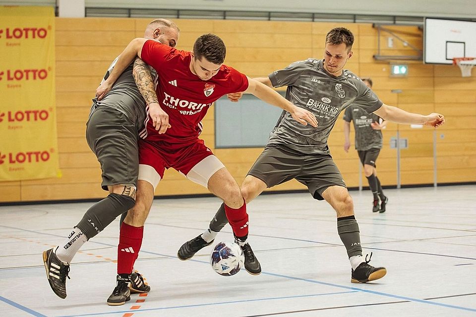 Überraschungs-Kreismeister SG Diendorf/Nabburg (in grau) will sich auch bei der Bezirksmeisterschaft wacker schlagen. Was machen in der Zwischenzeit die Hallenexperten aus Pfreimd (rot)? Überraschungs-Kreismeister SG Diendorf/Nabburg (in grau) will sich auch bei der Bezirksmeisterschaft wacker schlagen. Was machen in der Zwischenzeit die Hallenexperten aus Pfreimd (rot)?