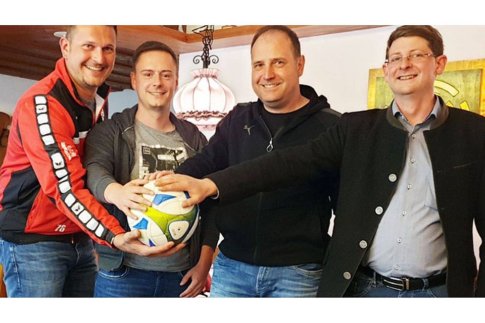 Sie arbeiten künftig gemeinsam am Erfolg des TSV Wasserburg (von links): Sebastian Kempfle, Marcus Buhl, Markus Schirmer und Vereinschef Phillipp Rauner.	F.: Kempfle