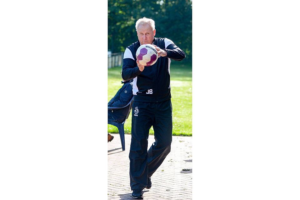 Den Ball bringt Trainer Jans Bos am Samstag zum letzten Mal für die B-Juniorinnen des SV Meppen ins Spiel. Foto: Doris Leißing