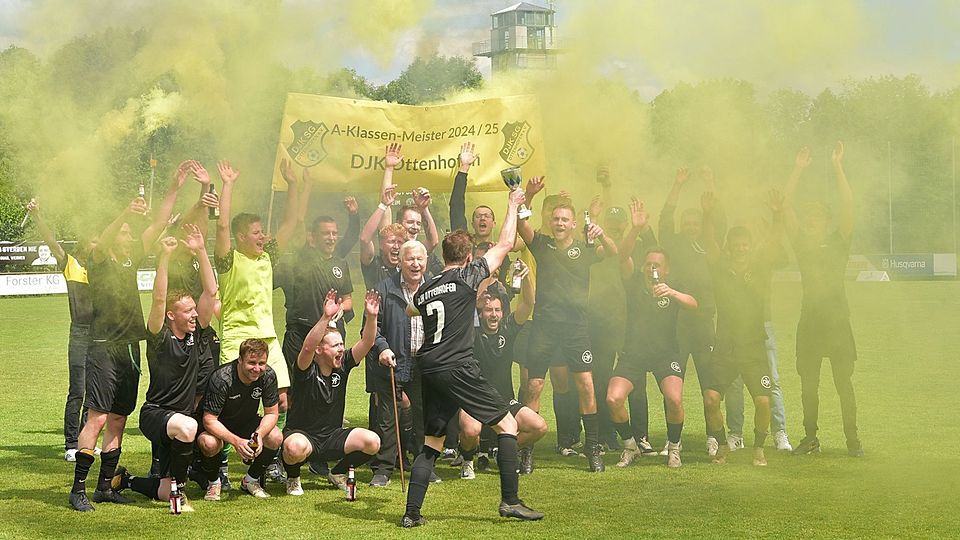 Grenzenloser Jubel: Mit einem 2:0 Sieg ist Ottenhofen erneut in Dorfen vorzeitig A-Klassen-Meister geworden, was Spieler und Fans noch auf dem Rasen ausgelassen feierten.