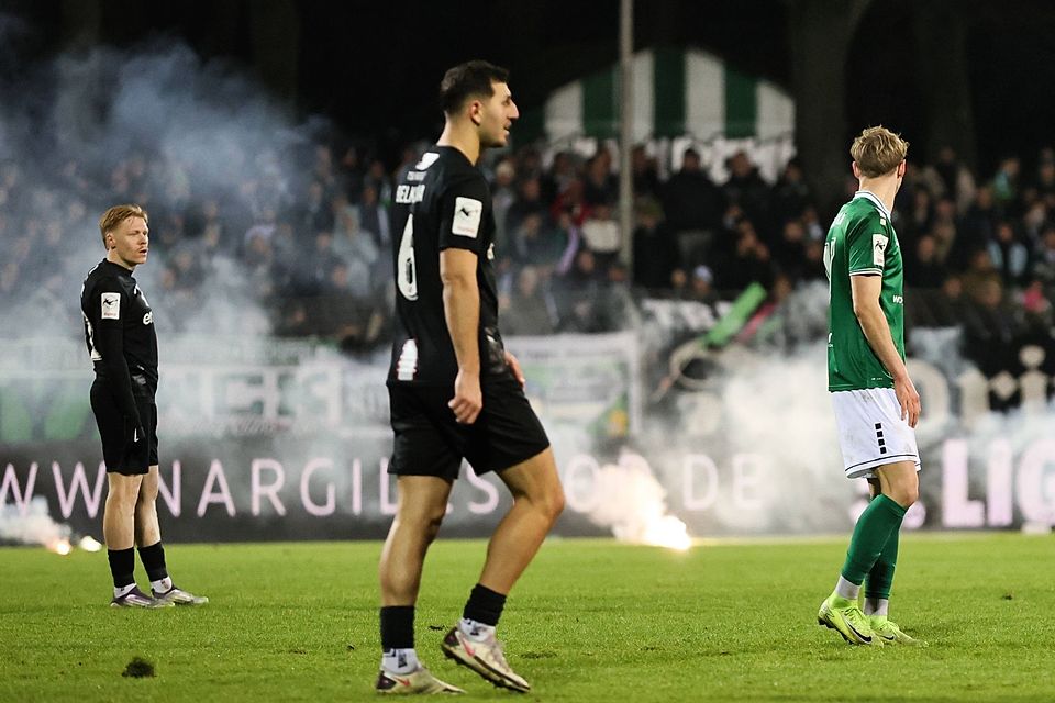 Feuer unterm Schnüdel-Dach: Frustrierte Schweinfurter Anhänger schmissen im Heimspiel gegen Havelse kurz vor Ende Pyrofackeln aufs Spielfeld.