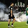 Feuer unterm Schnüdel-Dach: Frustrierte Schweinfurter Anhänger schmissen im Heimspiel gegen Havelse kurz vor Ende Pyrofackeln aufs Spielfeld.