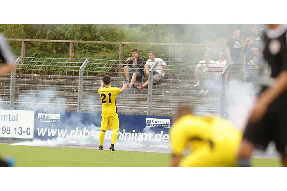 Szene aus dem Spiel Salmrohr gegen Neunkirchen: Ein Spieler der Borussia versucht, seinen Anhang zu beruhigen. // © Schwarz
