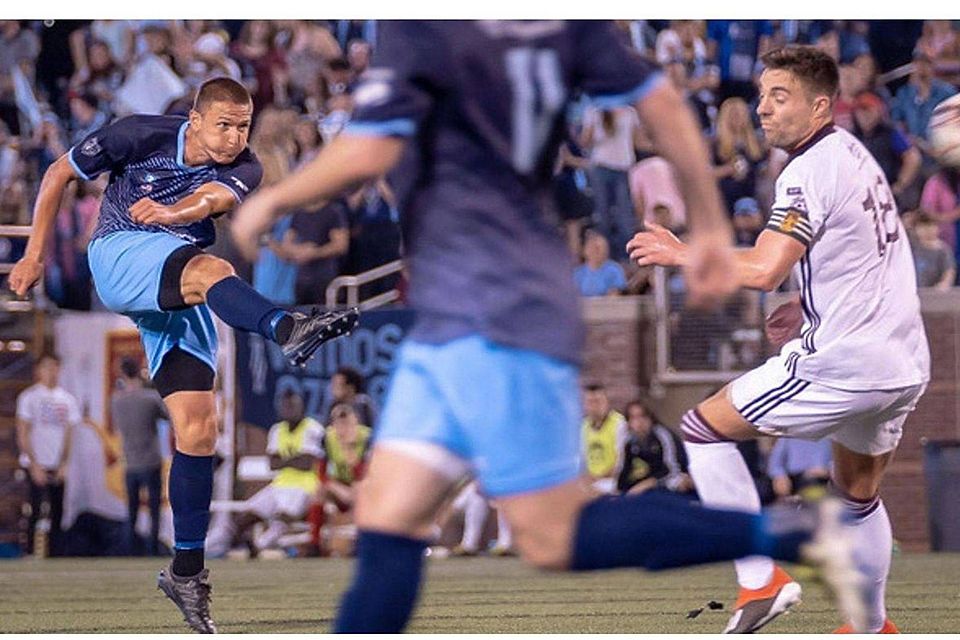 Markus Smarzoch (li.) im Trikot und in Aktion für den Chattanooga FC.