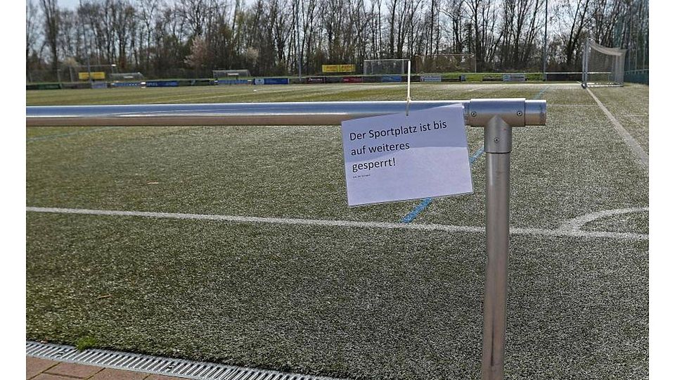 Wie auf diesem Fußball-Platz in Gimbsheim ist in ganz Deutschland der Spielbetrieb eingestellt. Wie lange, ist offen.
