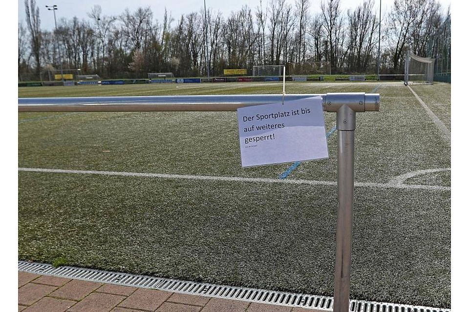Wie auf diesem Fußball-Platz in Gimbsheim ist in ganz Deutschland der Spielbetrieb eingestellt. Wie lange, ist offen.