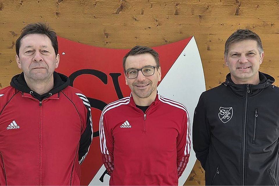 Tögings neuer Trainer Christoph Karch (Mitte) wird von den Verantwortlichen Robert Werner (links) und Herbert Wolfsteiner willkommen geheißen. Tögings neuer Trainer Christoph Karch (Mitte) wird von den Verantwortlichen Robert Werner (links) und Herbert Wolfsteiner willkommen geheißen.