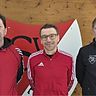 Tögings neuer Trainer Christoph Karch (Mitte) wird von den Verantwortlichen Robert Werner (links) und Herbert Wolfsteiner willkommen geheißen.