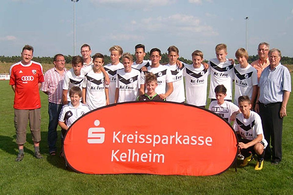Nach der knapp verpassten Meisterschaft schlugen Abensbergs U  15-Junioren mit Betreuer nton Vogt im Sparkassenpokal zu und holten sich den  \"Pott\". Dazu gratulierten neben Gebietsdirektor Reinhard Handschuh (3. von  links), Vorstandsmitglied Wilhelm Häring (2. von rechts) und  Kreisjugendleiter Hans Steiner.  Fotos: ehs