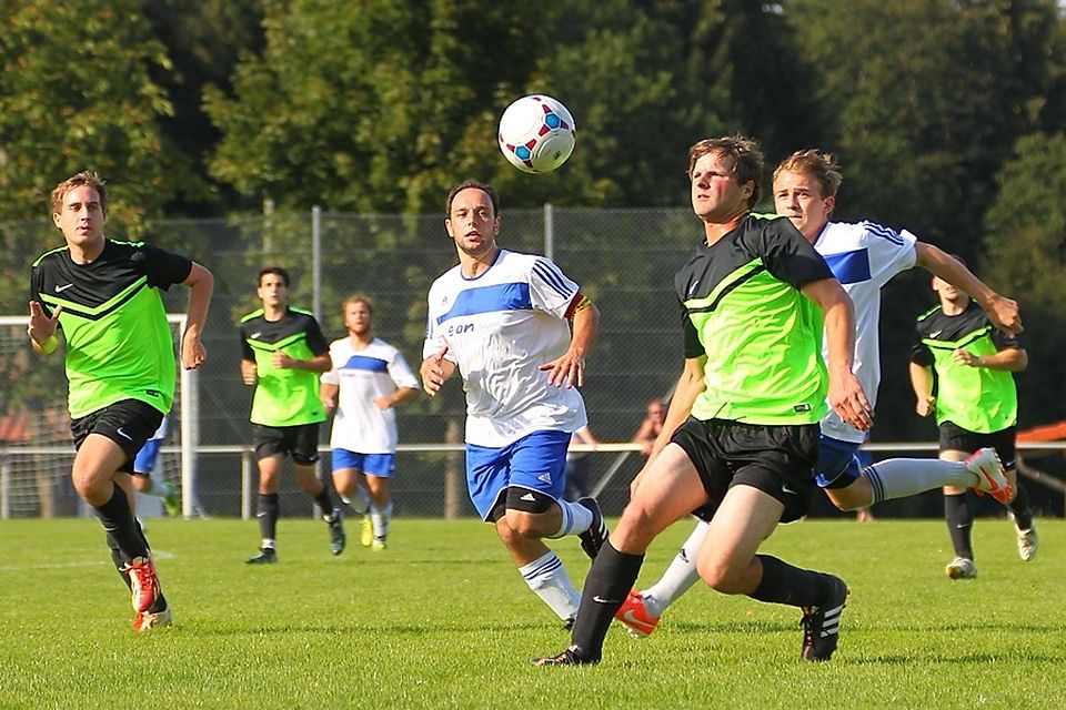 Der TSV Sattelpeilnstein siegte am Ende mit 2:1 gegen den FC Raindorf   Foto: Tschannerl