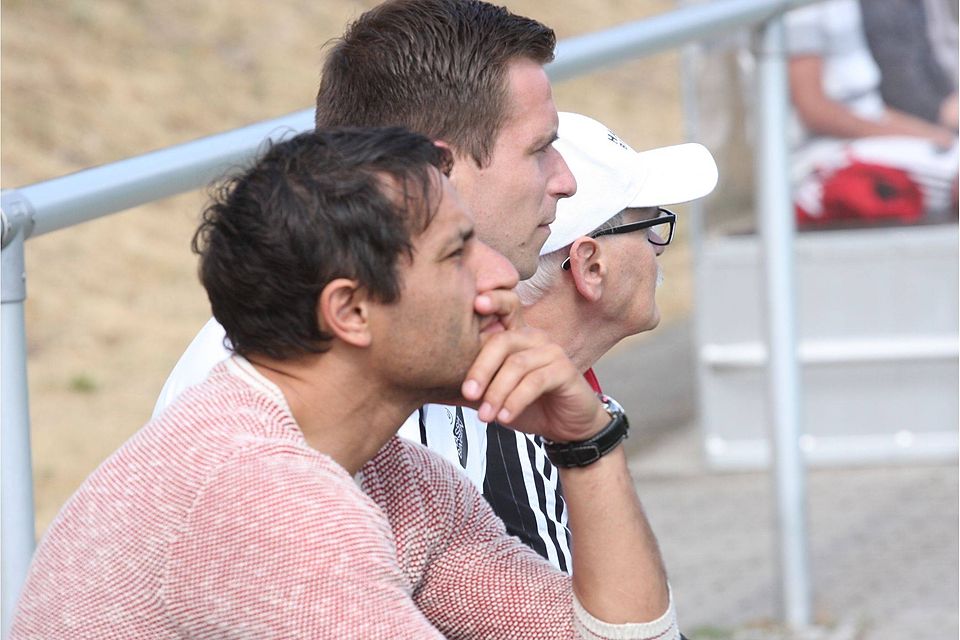 Blicken gemeinsam auf die Zukunft bei der Hassia: Trainer Nelson Rodrigues (vorne) und sein Co-Trainer Sandro Schlitz (Mitte).  (Foto: Mario Luge)