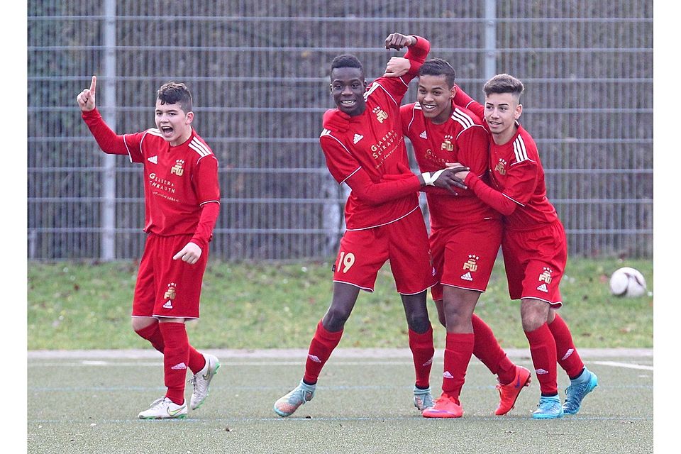 Lässt sich von seinen Mannschaftskameraden feiern: Nazeem Aboubakari (2. von links) trifft in der Verlängerung dreimal für die Freien Turner zum 4:1 über Biebrich 02.	Foto: rscp / René Vigneron