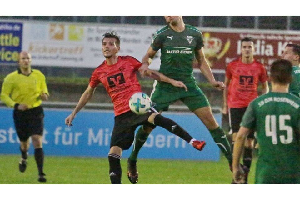 Ein gelungenes Startelf-Debüt feierte am Freitagabend VfB-Neuzugang Daniel Willberger (l.), der vom Ligakonkurrenten SpVgg Landshut zu den Hallbergmoosern gestoßen war. Lehmann