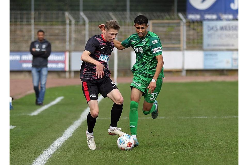Wormatia-Offensivspieler Nico Jäger (links), hier im Heimspiel gegen Engers und Ayman Ed-Daoudi, erzielte in Nentershausen seinen zweiten Saisontreffer für die Nibelungenstädter.	Foto: Christine Dirigo/pakalski-press
