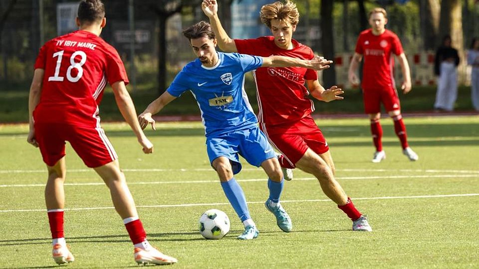 Aksus Riza Can Coban (in blau) im Dribbling gegen Tim Reske (links) und Florian Heller vom MTV 1817.	Foto: Stefan Sämmer