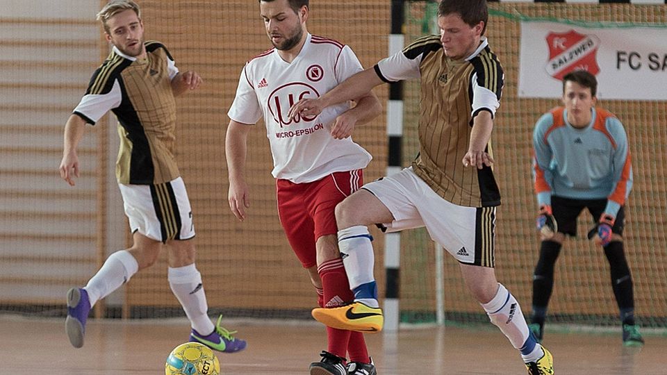 In der Salzweger Mehrzweckhalle rollt am Montag das runde Leder  F: Hönl