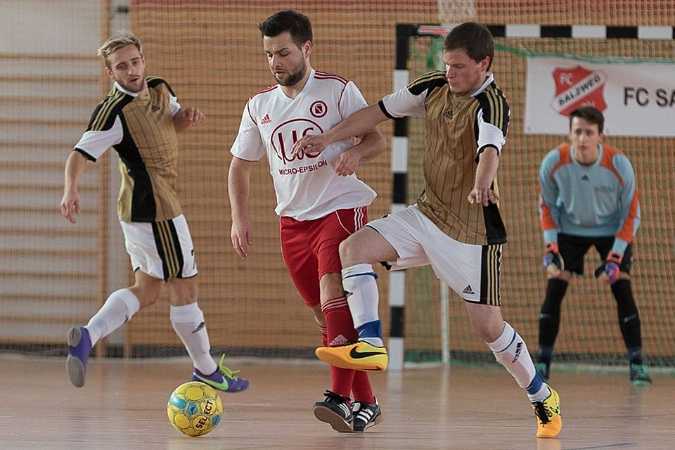 In der Salzweger Mehrzweckhalle rollt am Montag das runde Leder  F: Hönl